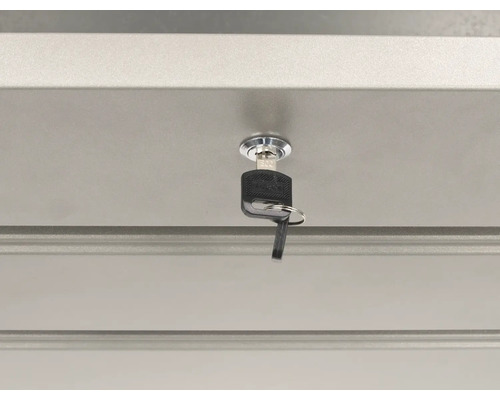 Sleutel zit in het slot van een opbergunit