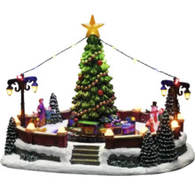 Decoratieve kerstscène met boom, figuren en verlichting