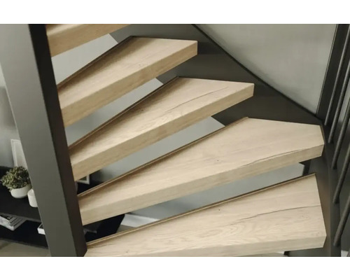 Houten trap met metalen frame