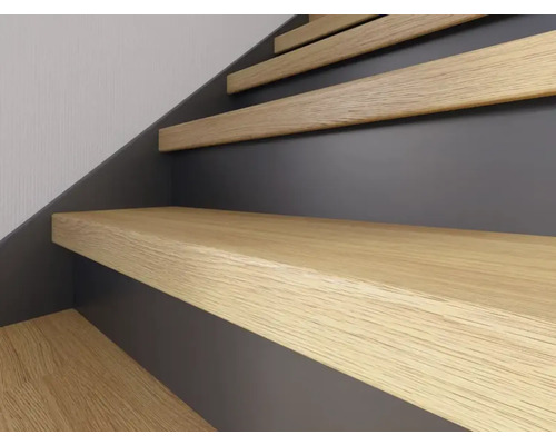 Detailopname van een trap met houten treden en grijze leuning