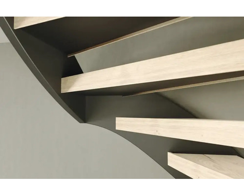 Detailopname van een wenteltrap van hout.