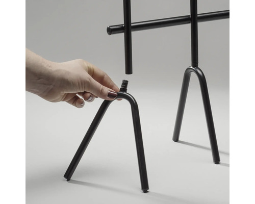 Montage van een zwart metalen meubelonderstel