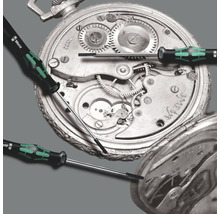 Wera logo en drie fijne mechanische schroevendraaiers voor een uurwerk