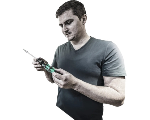 Een man houdt een schroevendraaier vast.