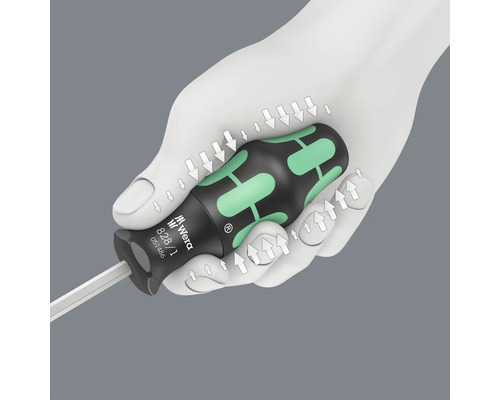 Een schroevendraaier van het merk Wera wordt door een hand vastgehouden om de krachtoverbrenging te demonstreren.