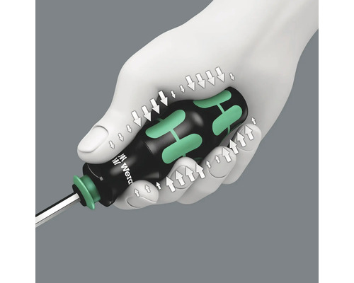 Hand houdt schroevendraaier vast om de ergonomische grip te demonstreren