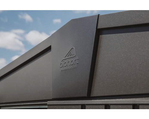 Detailopname van een terrasoverkapping met Biohort-logo