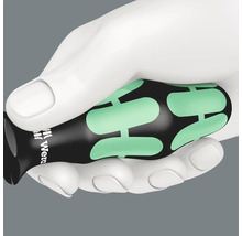 Een hand houdt een Wera schroevendraaier vast met een ergonomische handgreep.