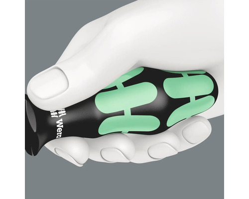 Een hand houdt een Wera schroevendraaier vast met een ergonomische handgreep.