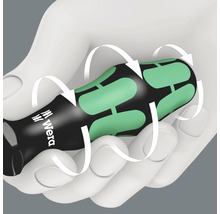 Wera-logo op schroevendraaiergreep in hand met draaipijlen