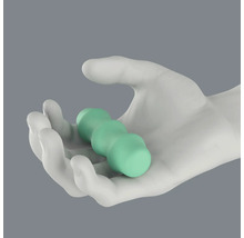 Groene massageroller in een hand