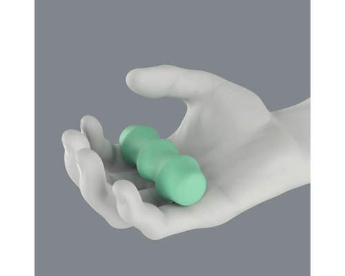 Groene massageroller in een hand