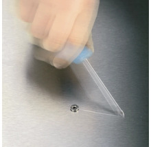 Lijm aanbrengen op een schroef met een pipet