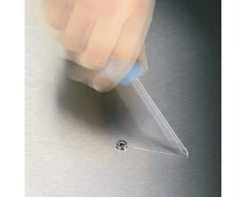 Lijm aanbrengen op een schroef met een pipet