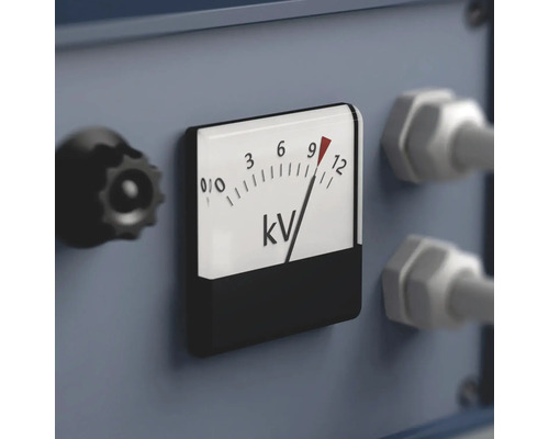 Close-up van een voltmeter met een uitlezing van circa 9 kV