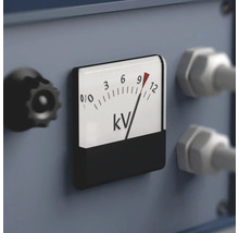 Close-up van een voltmeter met een meting van negen kilovolt
