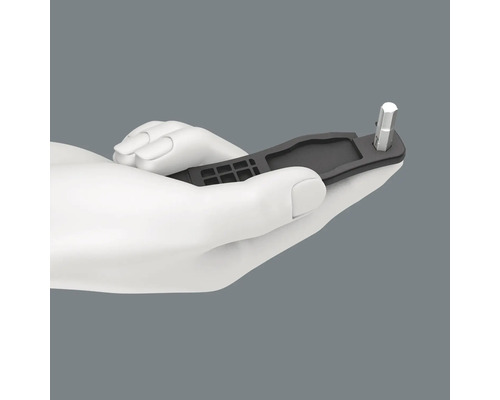 Sleutel met zeskantbit in een hand