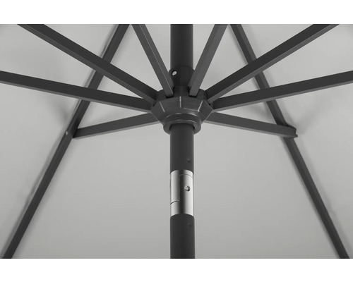 Detailopname van een parasol met metalen frame en paal