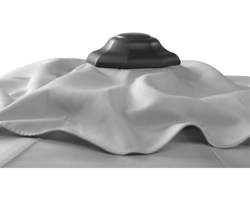 Detailopname van een witte parasolhoes met zwarte punt