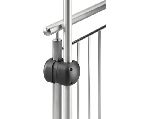 Detailopname van een metalen leuning met verbindingsstuk