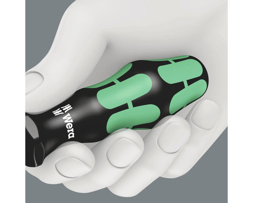 Schroevendraaier met handvat in een hand