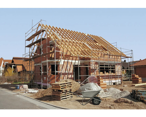 Nieuwbouw van een huis met steiger en bouwmaterialen