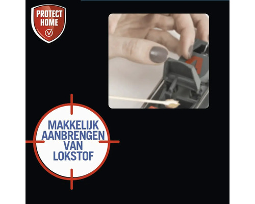 De afbeelding toont iemand die lokaas in een muizenval plaatst. Links staat het Protect Home logo.