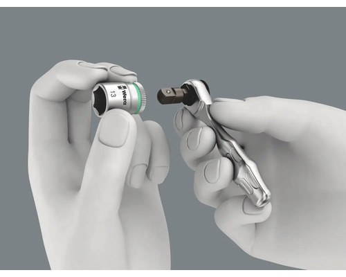 Afbeelding van een hand die een Wera dopsleutel en een ratel vasthoudt.