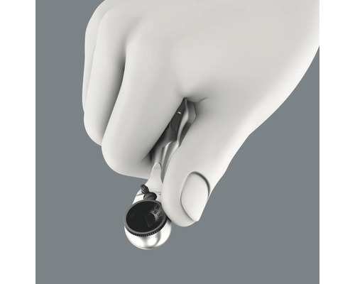 Een hand houdt een mini ratel vast