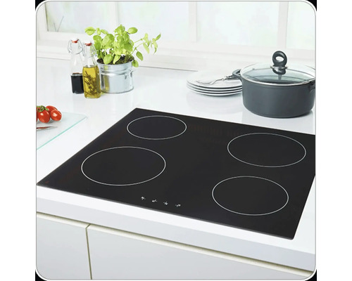 Zwarte keramische kookplaat met vier kookzones in een moderne keuken.