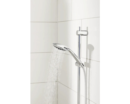 Douchekop met glijstang en stromend water in de badkamer