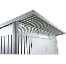 Detailopname van een tuinhuis met metalen dak en verticale wandelementen