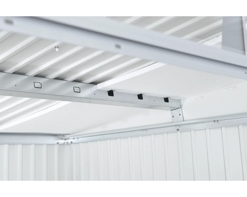 Interieurbeeld van een metalen tuinhuis met dak- en wandpanelen