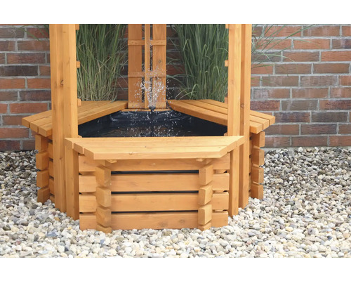 Decoratieve houten tuinbron met waterval
