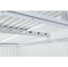 Detailaanzicht van de metalen constructie van een tuinhuis met dakpanelen