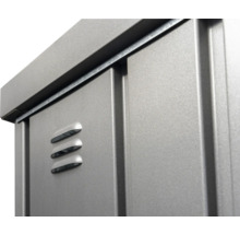 Detail van een metalen kast met ventilatieopeningen