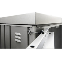 Detailopname van een metalen tuinhuis met ventilatieopeningen en vergrendelingsmechanisme