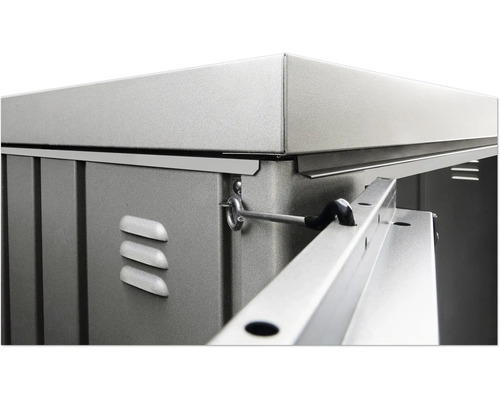 Detailopname van een metalen gereedschapskast met ventilatieopeningen en sluitmechanisme.