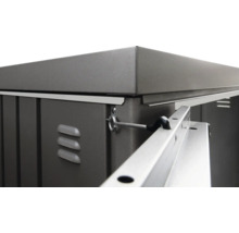 Detailopname van een metalen gereedschapskast met ventilatiesleuven en een deurvergrendeling