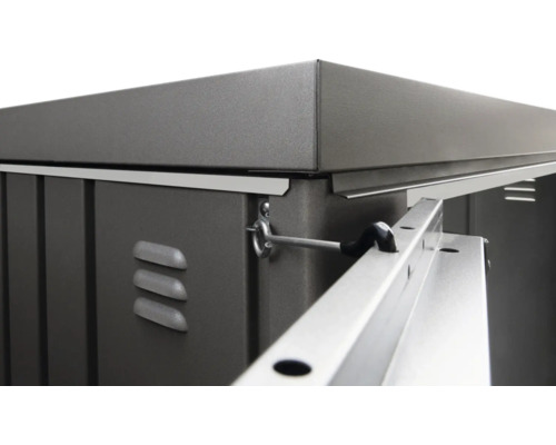 Detailopname van een metalen gereedschapskast met ventilatiesleuven en een deurvergrendeling