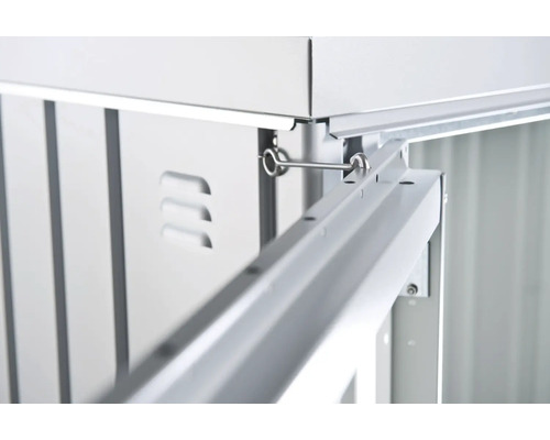 Detailopname van een metalen tuinkast met verankering