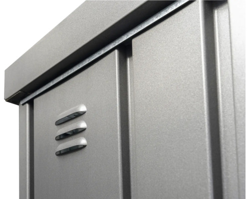 Detailopname van een metalen tuinhuis met ventilatieopeningen