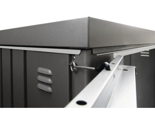 Detailopname van een gereedschapskast met ventilatiesleuven, vergrendeling en montagevoorziening