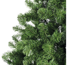 Detailopname van een kunstmatige kerstboom met groene naalden