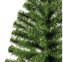Close-up van een kunstkerstboom met groene naalden.