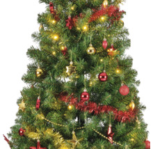 Versierde kerstboom met lichtjes, slingers en kerstballen