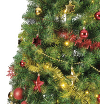 Detail van een versierde kerstboom met ballen, sterren, lametta en een lichtsnoer