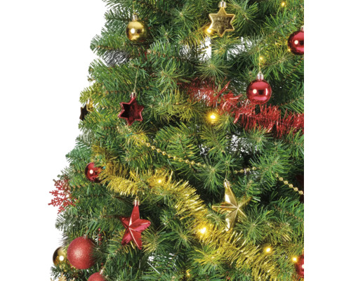 Detail van een versierde kerstboom met ballen, sterren, lametta en een lichtsnoer