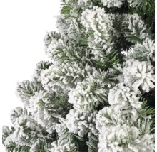 Close-up van een kunstmatige, besneeuwde kerstboom