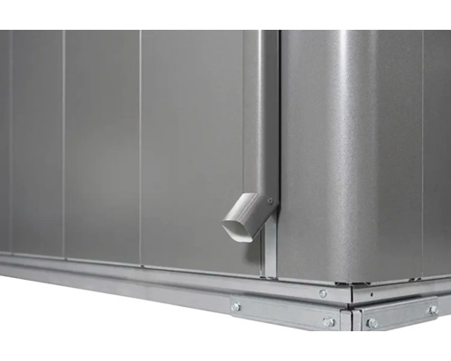 Detailweergave van een metalen tuinhuis met regenpijp en hoekverbindingen.